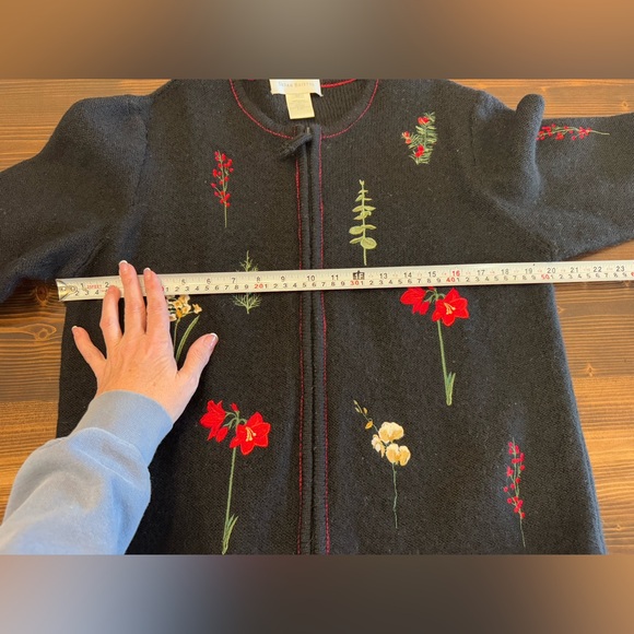 Vintage Susan Bristol Black Wool Cardigan with Floral Embroidery Size M EUC - Picture 8 of 8